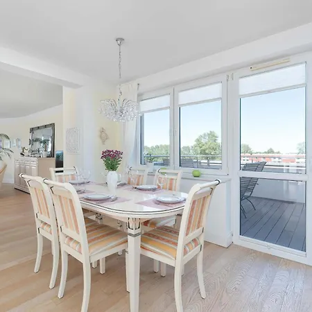 Family With Spacious Terrace And Garage In By Renters Apartmán *