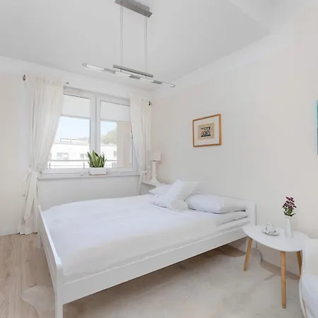 Family With Spacious Terrace&garage In By Renters