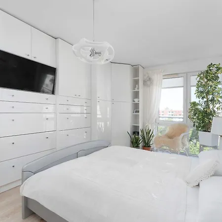 Family With Spacious Terrace And Garage In By Renters Apartmán